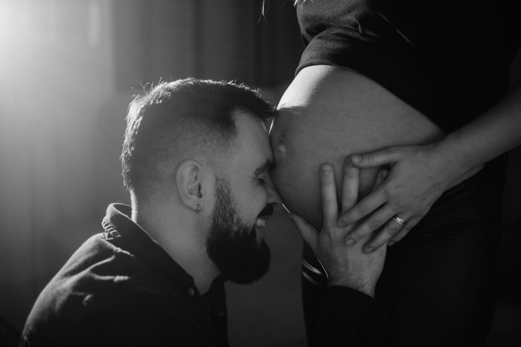hombre mira vientre de mujer embarazada con cariño