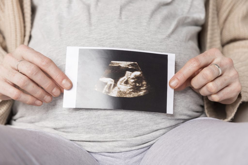 exitosa implantación del embrión, mujer embarazada