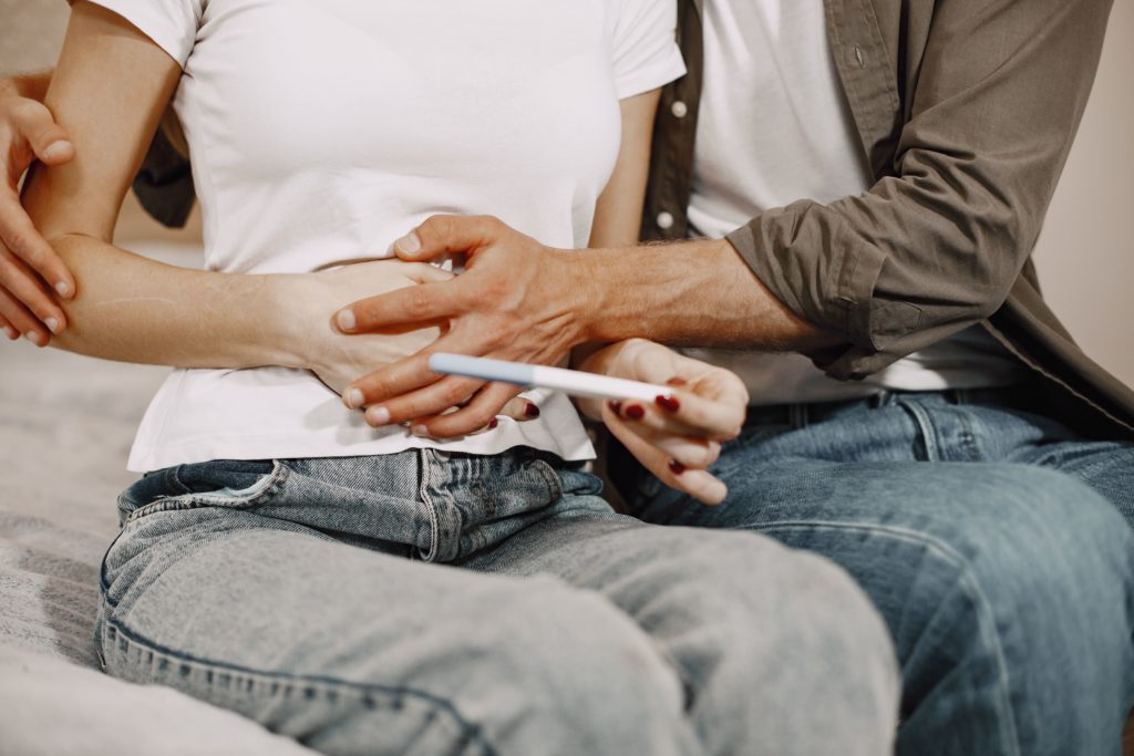 pareja sostiene test de embarazo