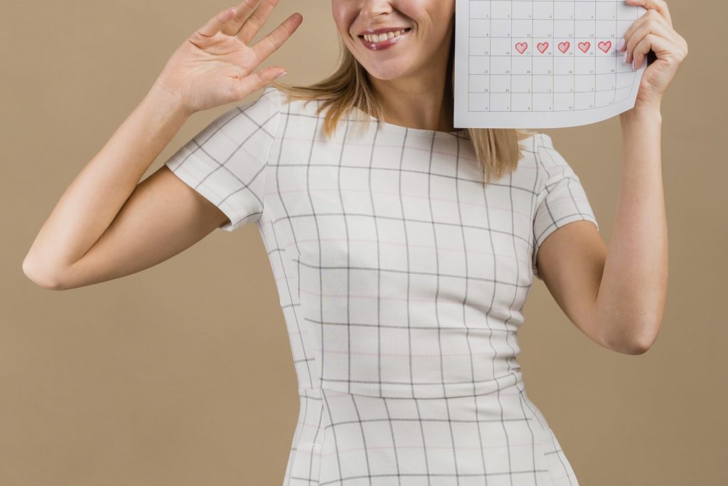 mujer con calendario de ovulación
