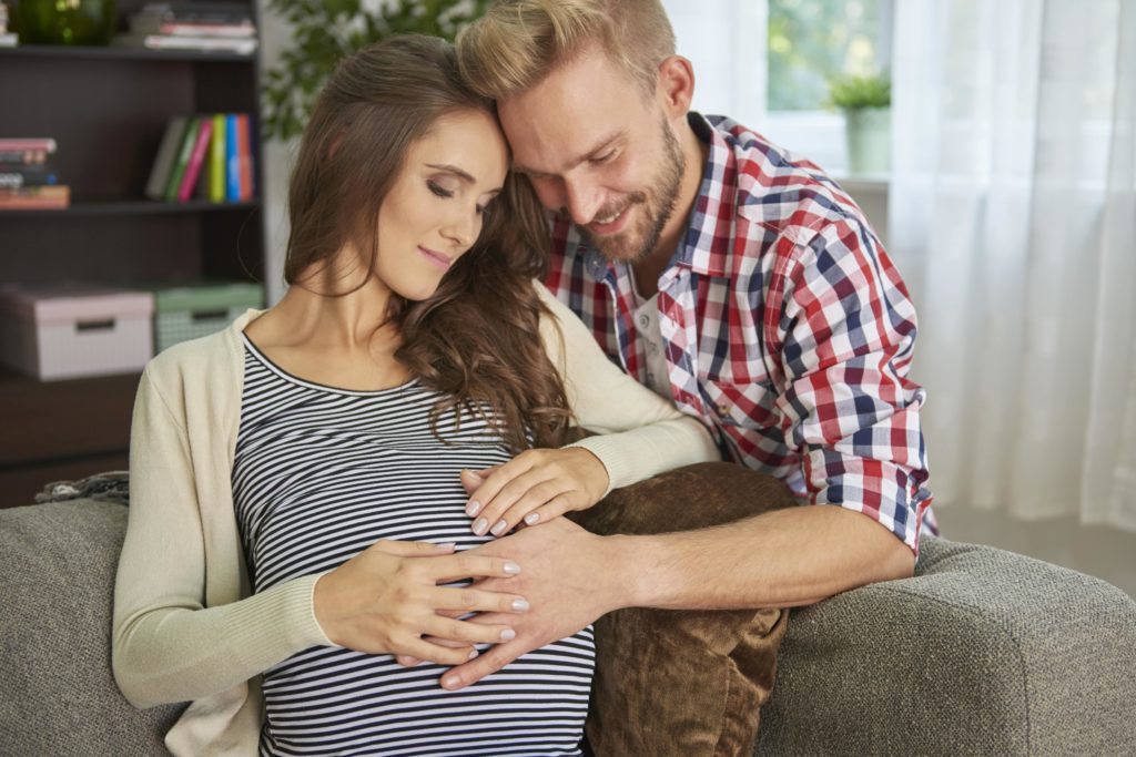 pareja se abraza por conseguir embarazo exitoso