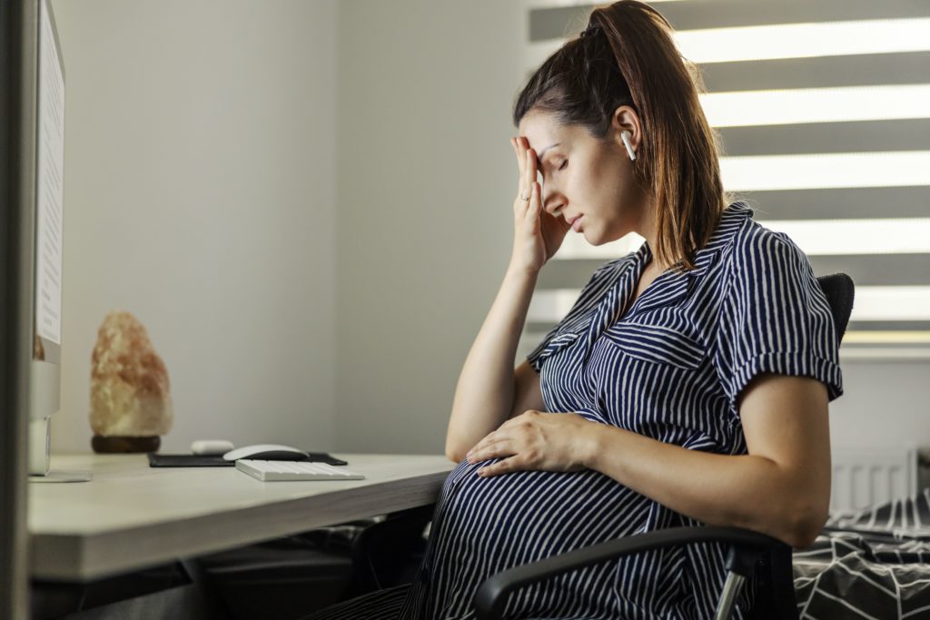 Trombofilia y embarazo, mujer preocupada por su salud