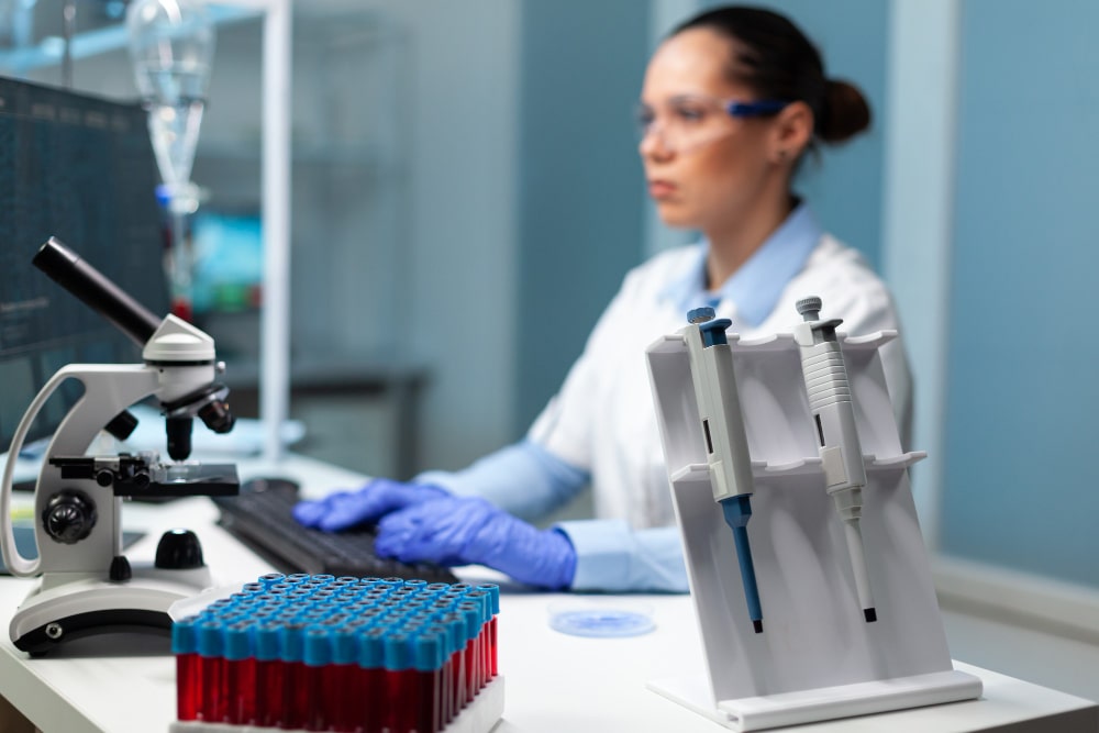 Mujer en laboratorio analizando posibles causas del fallo de implantación