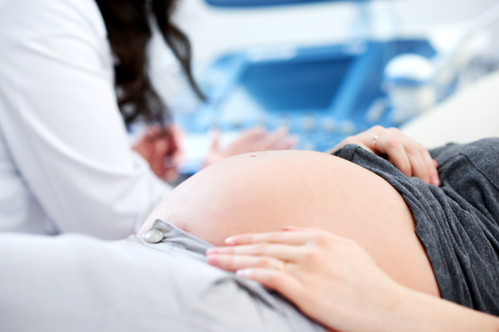 Mujer en consulta revisando niveles de progesterona en el embarazo con una especialista