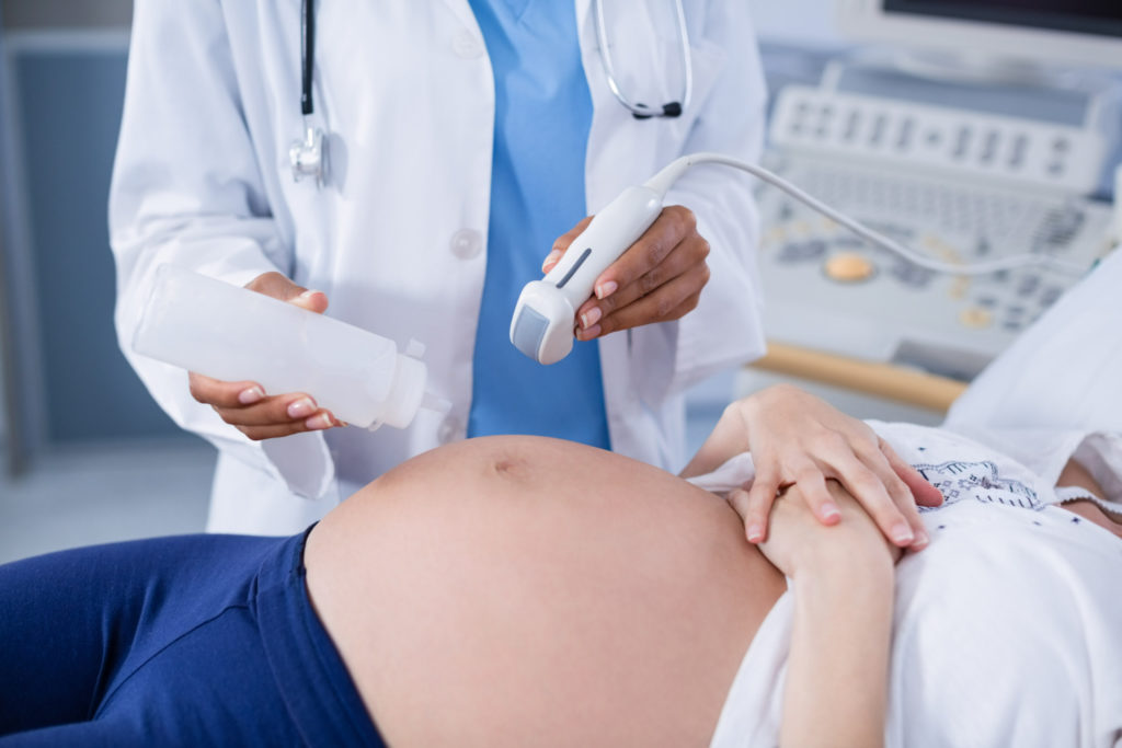 Mujer en consulta ginecológica embarazada después de conocer la probabilidad de quedar embarazada a la primera 