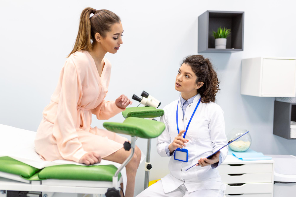 Mujer en consulta ginecóloga consultando con su ginecóloga la histeroscopia quirúrgica