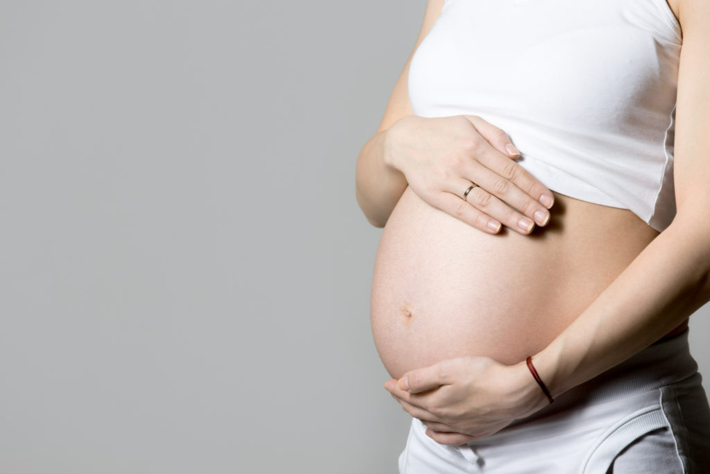 Mujer tocando se su barriga de embarazo en la menopausia
