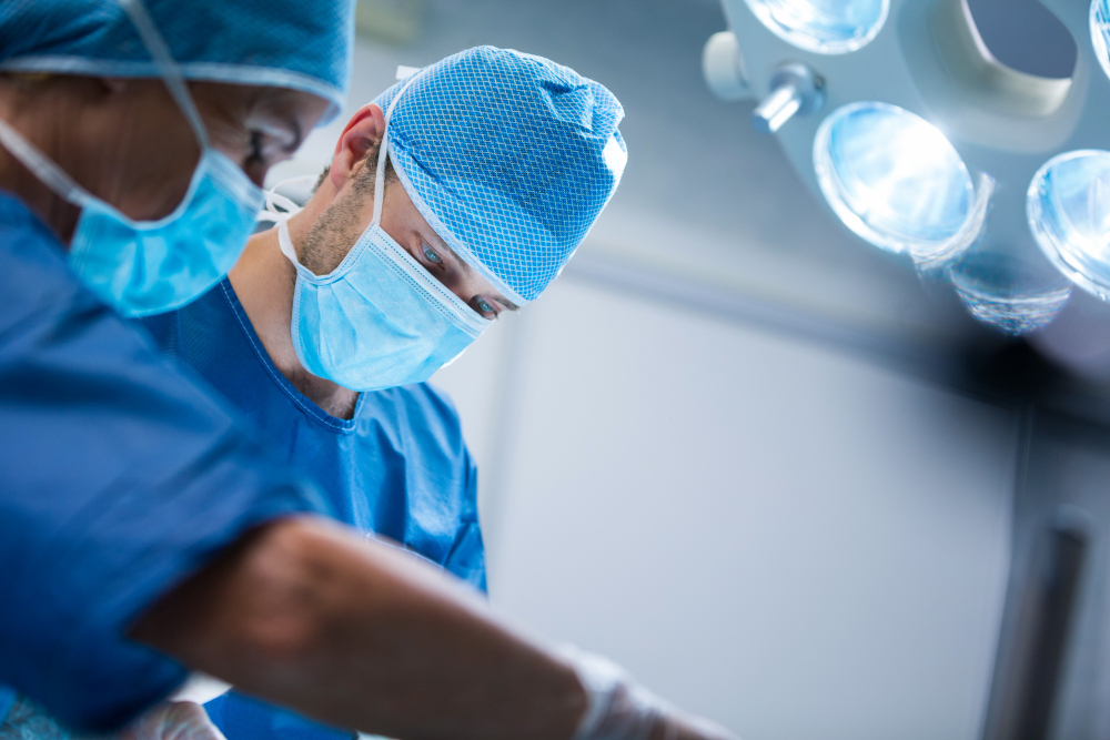 Cirujanos realizando una histeroscopia quirúrgica en quirófano