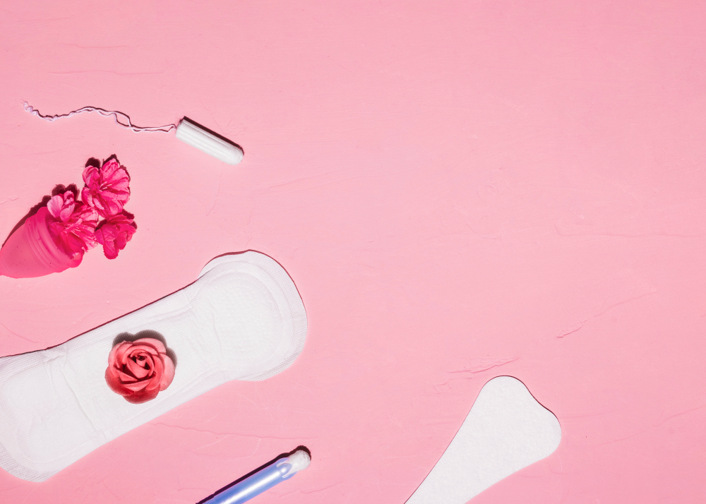 Diferencia entre ovulación y menstruación: compresas en fondo rosa