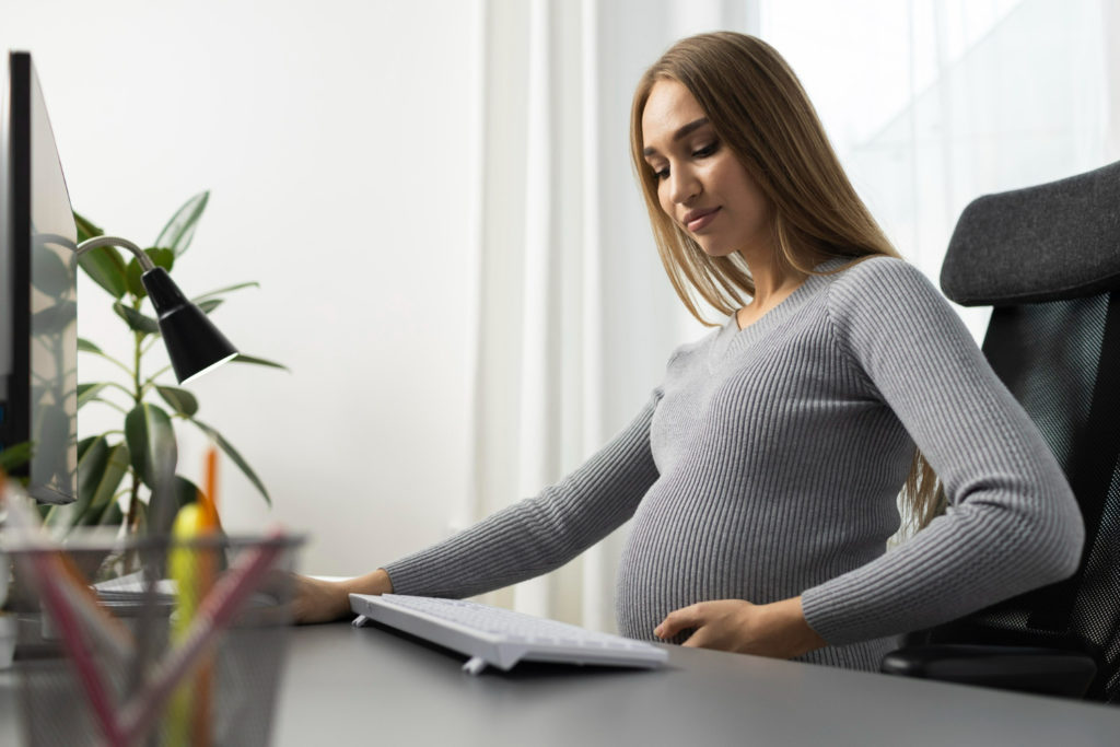 Embarazadas con regla mujer trabajando