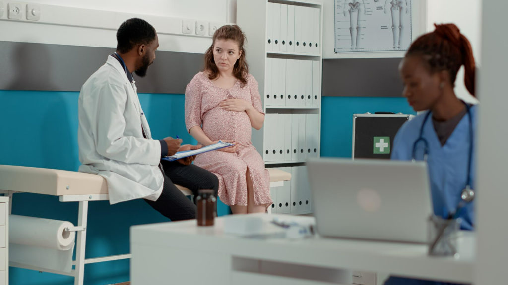 Mujer hablando con el médico sobre los resultados de su test prenatal no invasivo