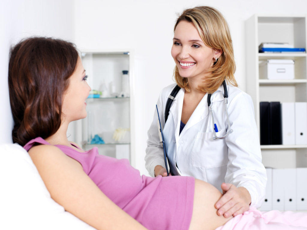 Mujer en el hospital realizandose un test prenatal no invasivo