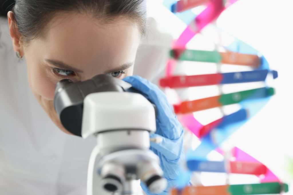 Mujer en laboratorio haciendo un test genético