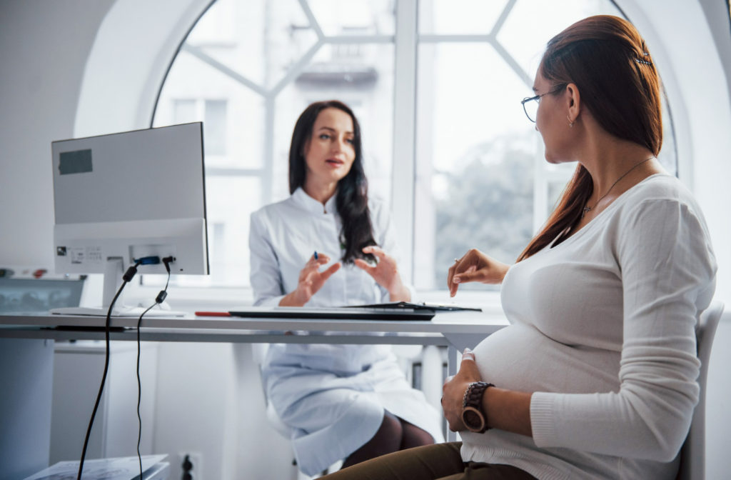 Mujer en consulta sobre el test prenatal no invasivo