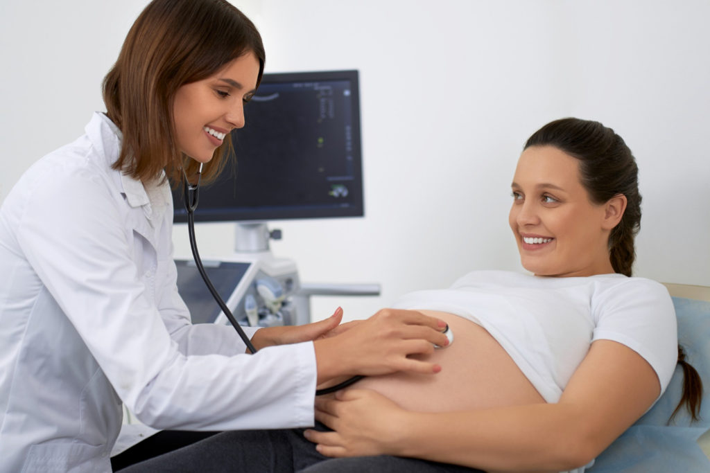 Mujer en consulta después de quedarte embarazada