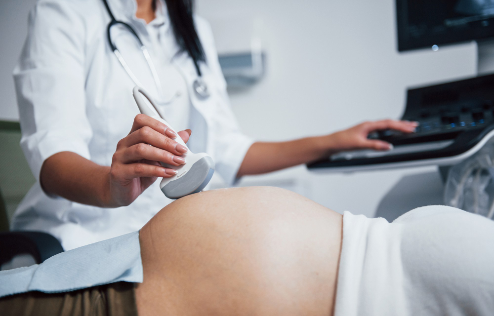 Primer plano de una ecografía a una embarazada para ver si tiene un hematoma en el embarazo
