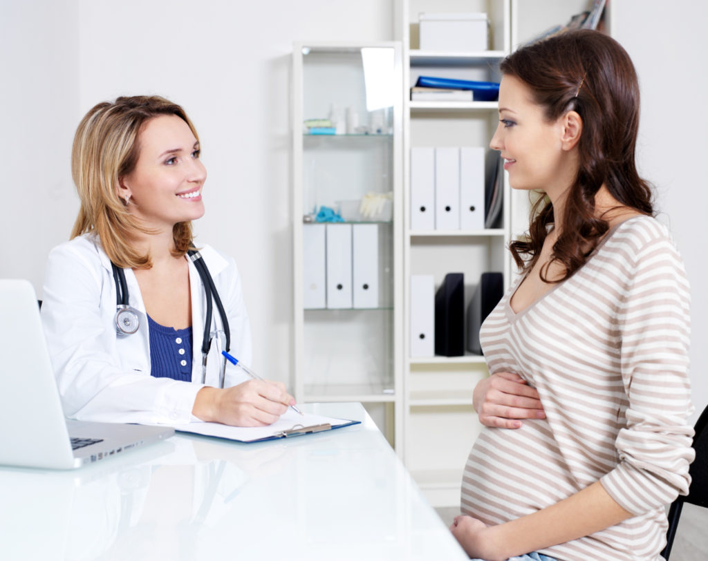 Mujer embarazada en el médico con toxoplasmosis en el embarazo