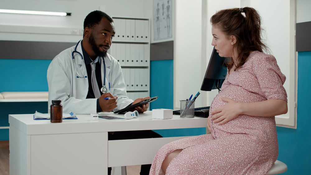 Paciente embarazada consultando con su médico si tiene un hematoma en el embarazo