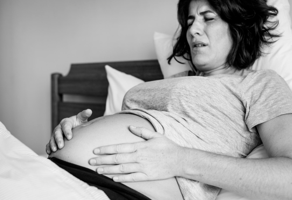 Mujer embarazada sufriendo contracciones brixton hicks