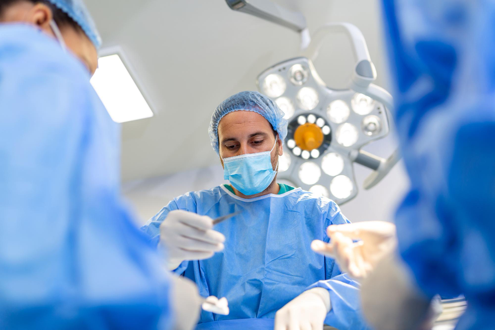 Cirujanos en quirófano realizando una anexectomía
