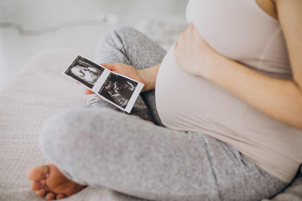 Mujer de 4 semana de embarazo mirando una ecografía