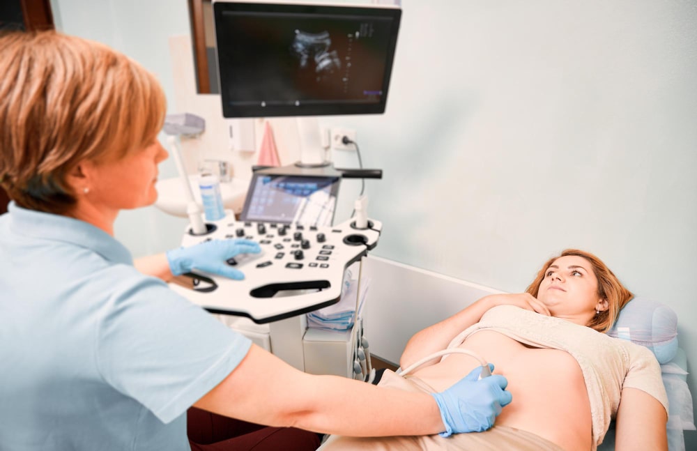 Mujer embarazada realizandose una ecografía para el triple screening