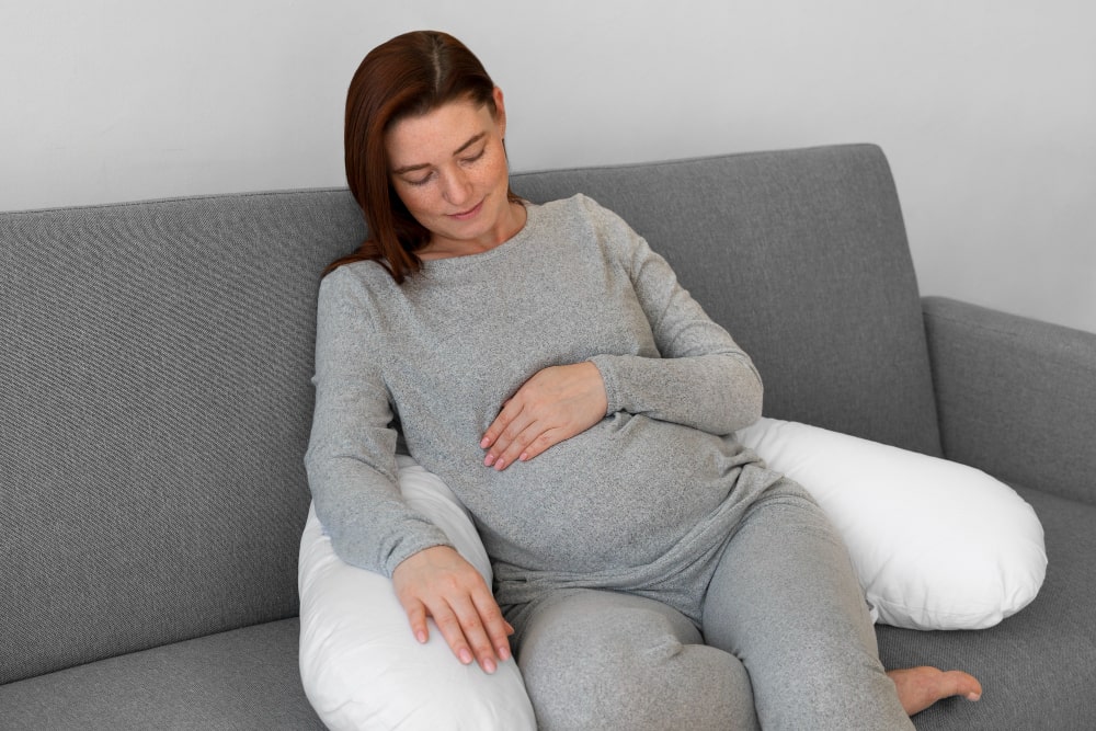 Mujer con almohada de embarazo y fiebres en el embarazo