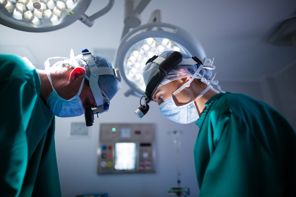 Cirujanos realizando una laparoscopia ginecológica