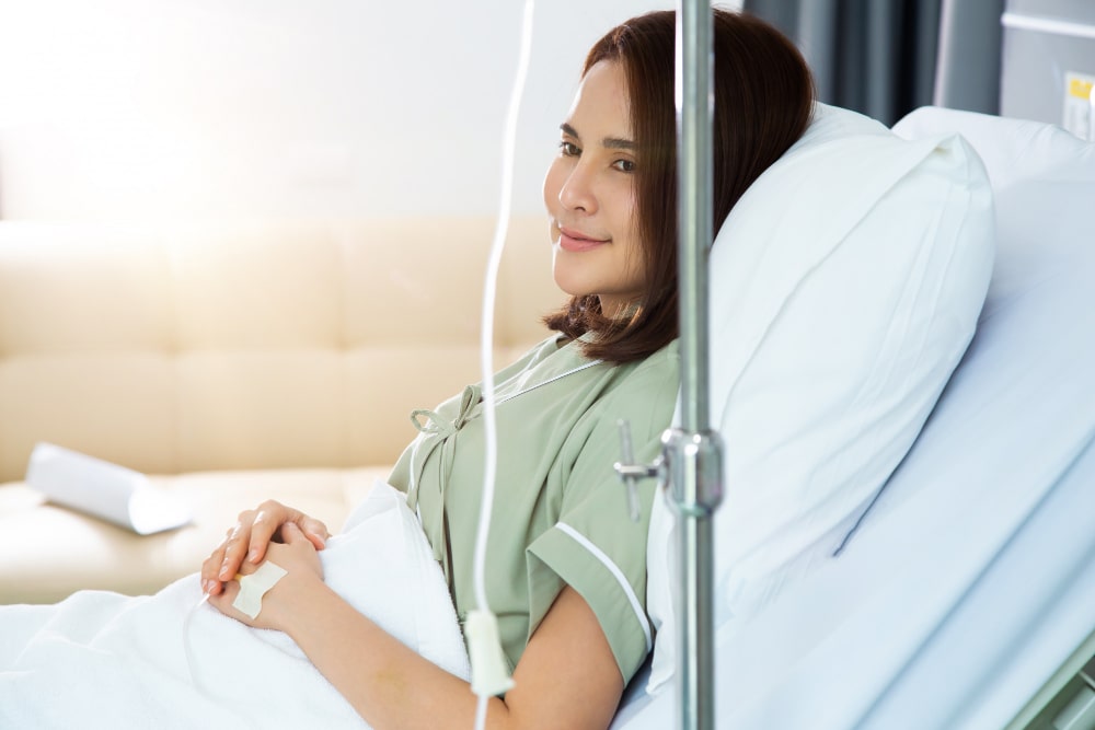 Mujer en el hospital recuperandose después de realizarse una laparoscopia ginecológica