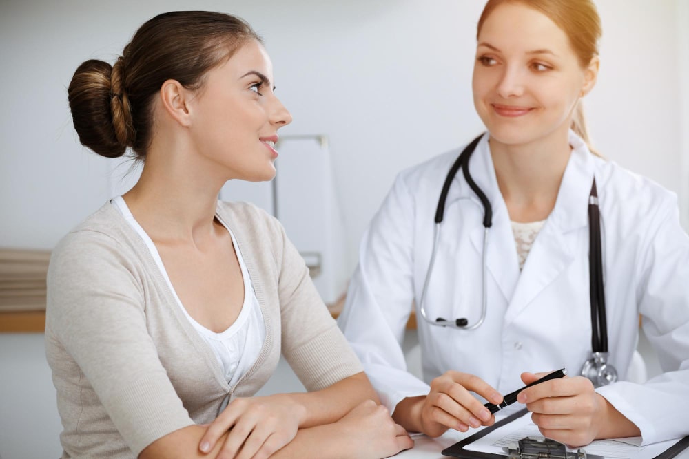 Paciente en consulta médica con pólipos uterinos