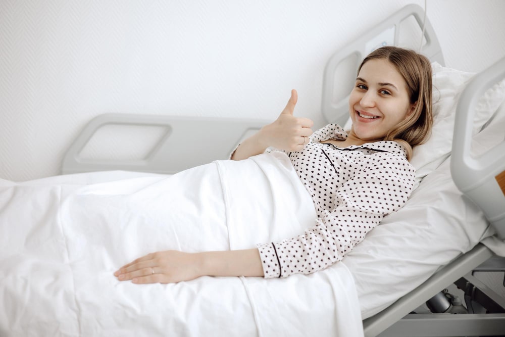 Mujer en el hospital recuperandose de su operación de miomectomía