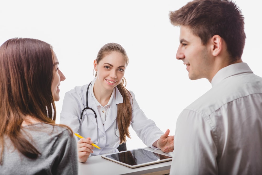 Pareja en el médico preguntando por la espermatogénesis