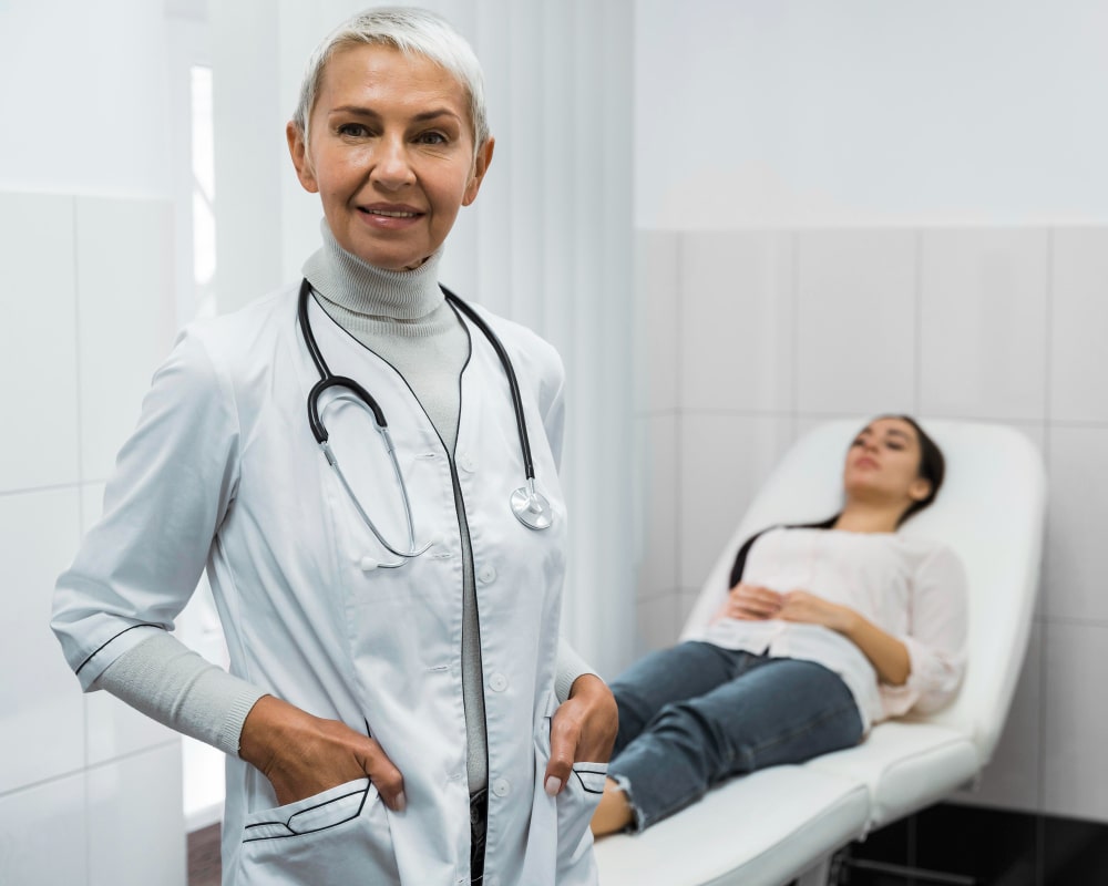 Mujer en consulta médica por pólipos uterinos