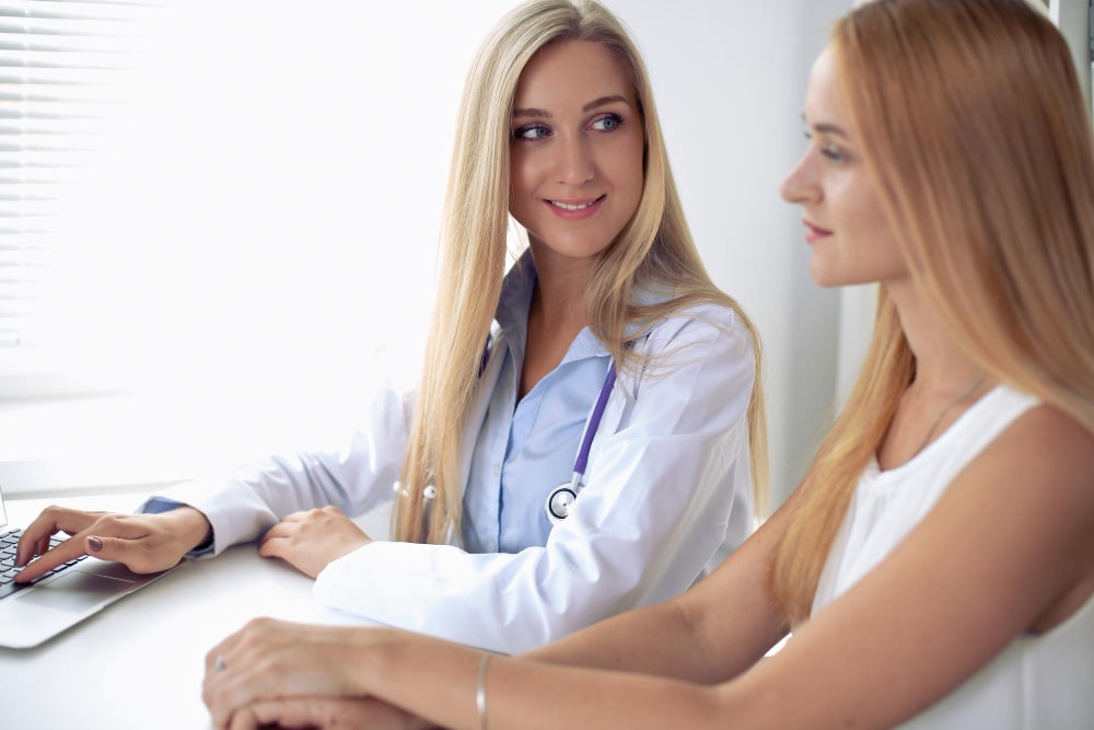 Mujer en el médico preguntando por la miomectomía