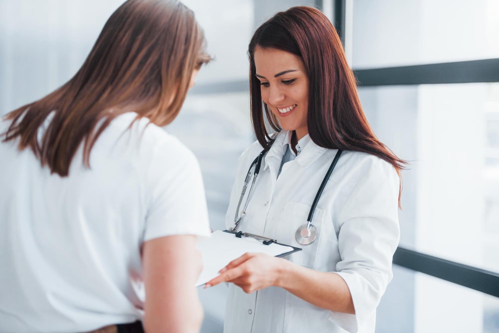 Mujer en el médico preguntando por el sangrado en la ovulación