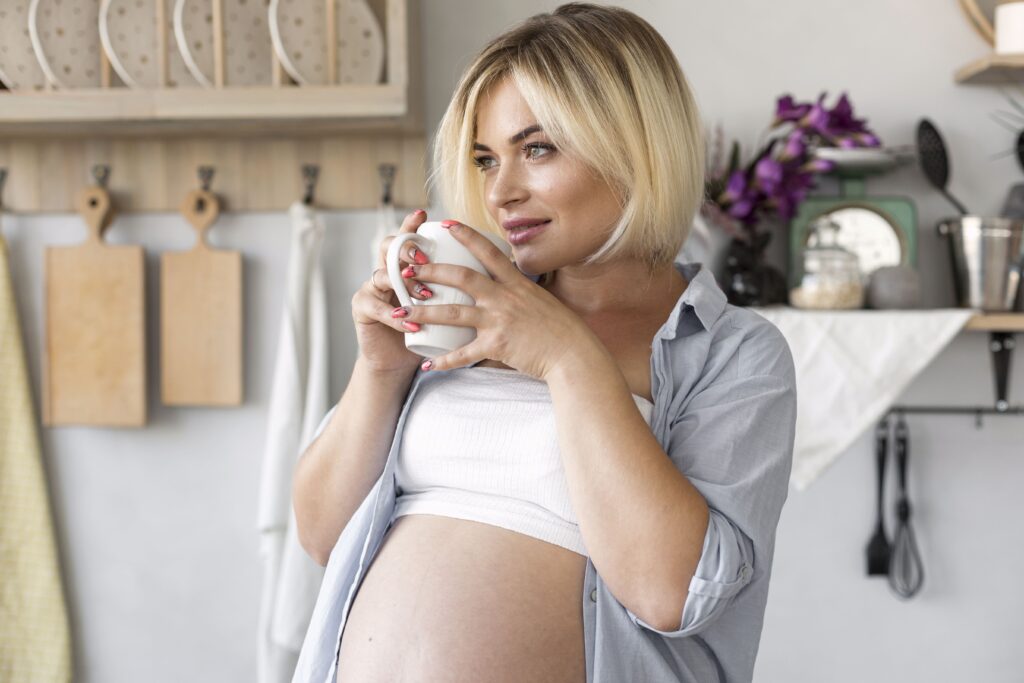 gorgeous-pregnant-woman-holding-cup-tea-min Salud reproductiva
