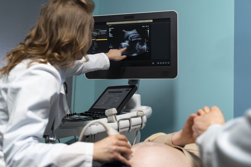 gynecologist-performing-ultrasound-consultation-1-min Ecografías durante el embarazo