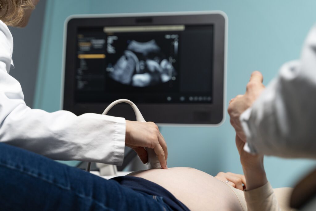 gynecologist-performing-ultrasound-consultation-min Tipos de ecografía