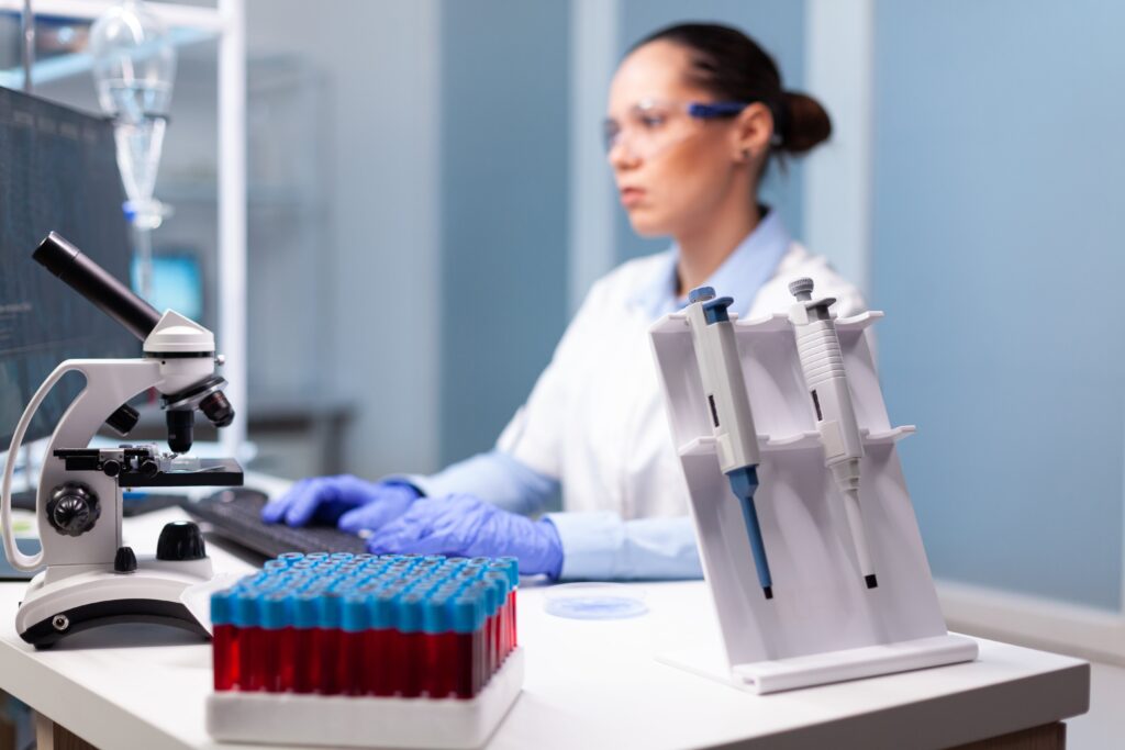 microbiology-scientist-typing-biochemistry-discovery-experiment-computer-min Biopsia endometrial