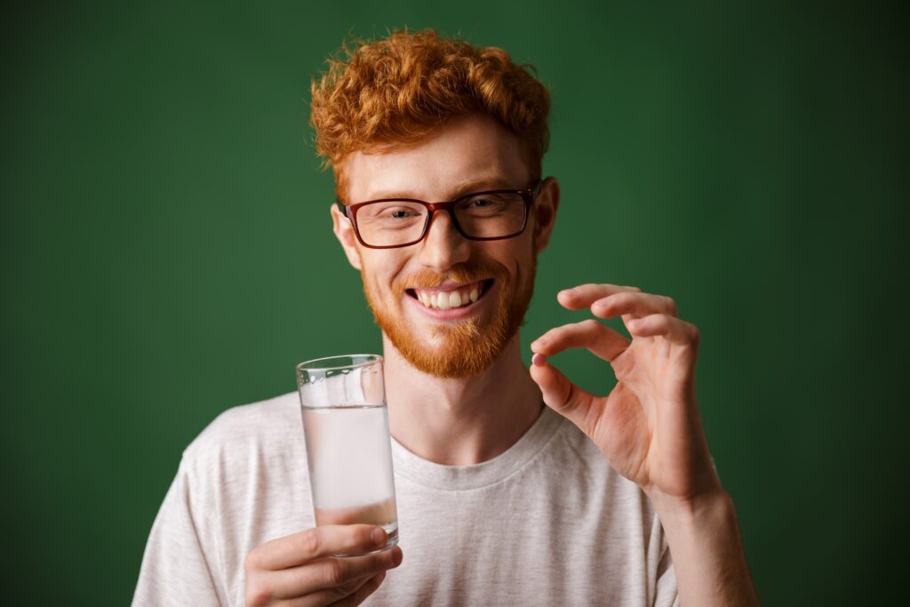 portrait-smiling-young-redhead-man-eyeglasses-min mejores suplementos fertilidad masculina