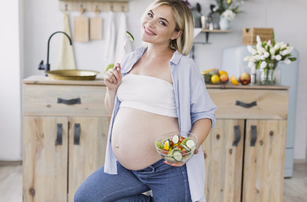 pregnant-woman-eating-salad-while-looking-camera-min Medicina integrativa