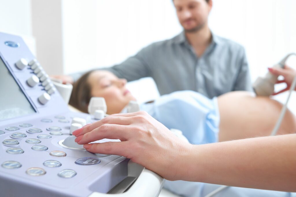 young-loving-pregnant-couple-visiting-doctor-together-min Qué se puede detectar en un eco doppler