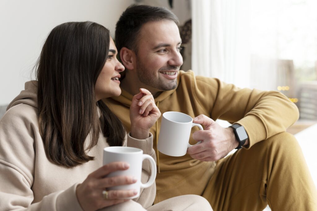 couple-enjoying-winter-home-lifestyle-min el café reduce la fertilidad