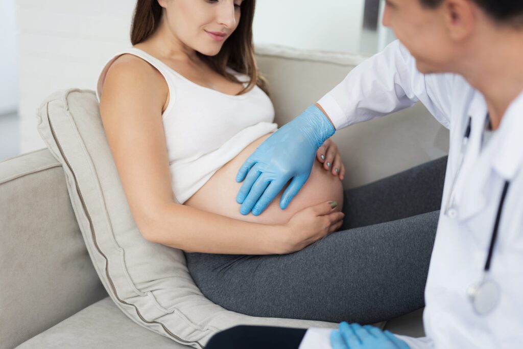 doctor-came-her-he-put-blue-medical-gloves-min Valores normales de diabetes gestacional