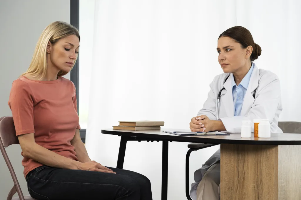 side-view-woman-talking-doctor-min infertilidad femenina