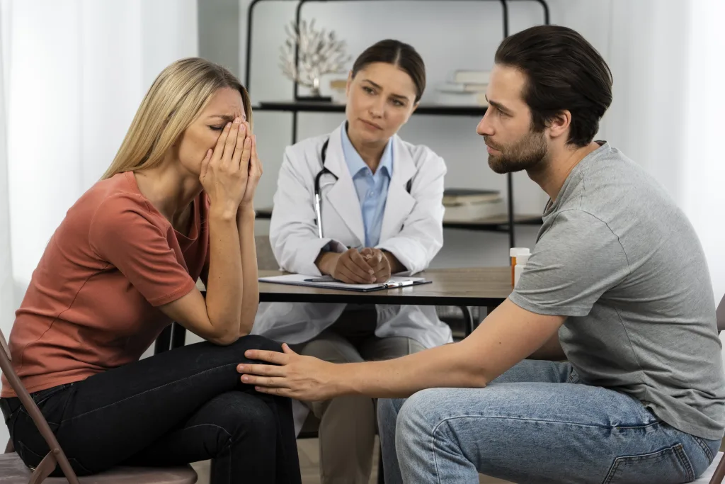 medium-shot-couple-doctor-s-appointment-min como superar un aborto