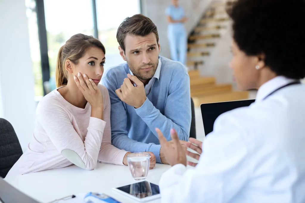 young-couple-having-medical-counseling-with-doctor-clinic-min consecuencias del aborto