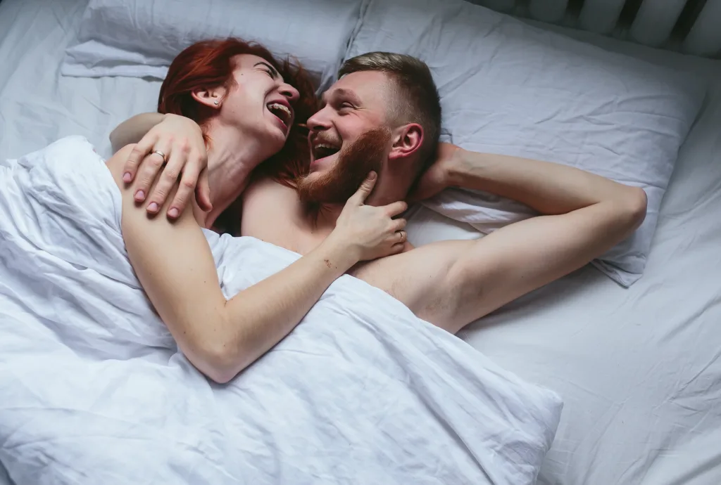 couple-laughing-bed-min Embarazo después de un aborto