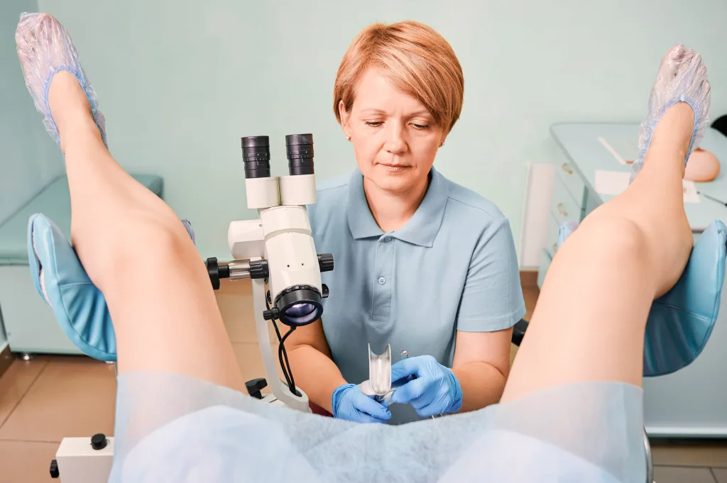 nice-gynecologist-examining-female-patient-clinic-min Aborto y embarazo en el mismo mes