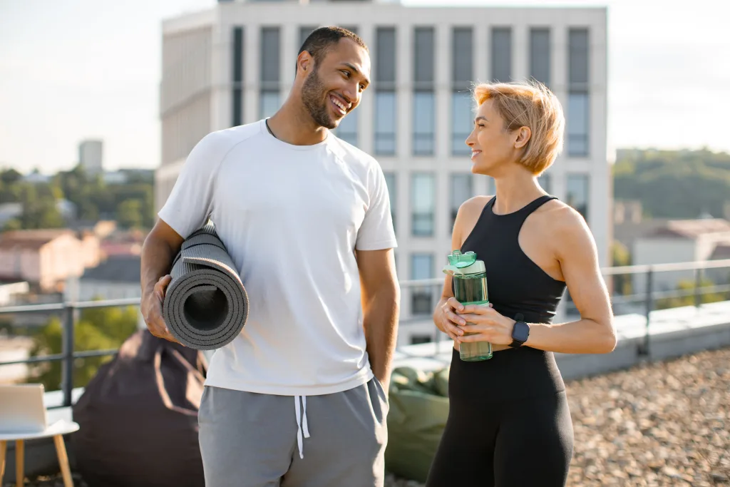 sporty-woman-standing-with-bottle-water-handsome-man-holding-mat-min Después de un aborto espontáneo es fácil quedarse embarazada